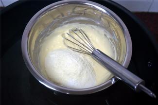 然后加入细砂糖和奶粉，隔热水搅拌至完全融合，取出备用。另外将装饰用奶粉和糖粉混合均匀，备用。