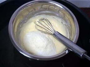 然后加入细砂糖和奶粉，隔热水搅拌至完全融合，取出备用。另外将装饰用奶粉和糖粉混合均匀，备用。