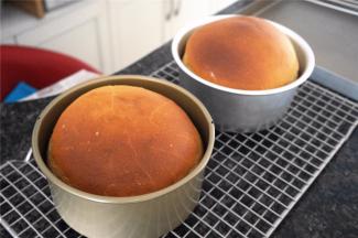 面包烤好后转移到冷却架上冷却。