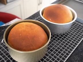 面包烤好后转移到冷却架上冷却。