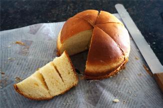 将每个6寸的面包体一分为六，然后在每块面包中间等距离划上两刀，注意不要划断。