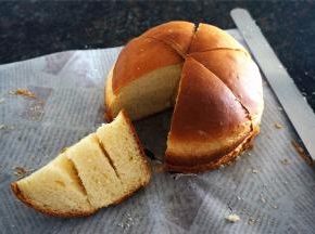 将每个6寸的面包体一分为六，然后在每块面包中间等距离划上两刀，注意不要划断。