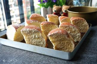 依次将所有面包块都抹上馅料即可，好吃的炼乳奶酪面包就做好了。