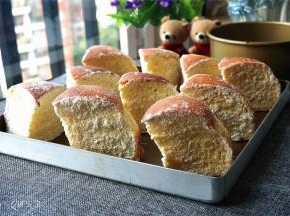 依次将所有面包块都抹上馅料即可，好吃的炼乳奶酪面包就做好了。