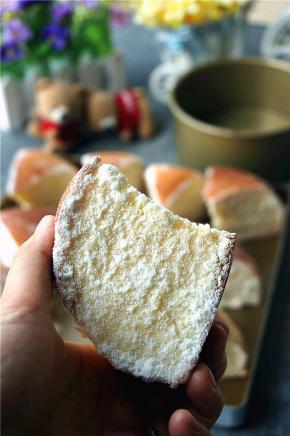 将奶酪馅料抹在夹层里以及两侧面上，然后在装饰用奶粉糖里滚一圈。