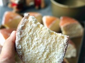 将奶酪馅料抹在夹层里以及两侧面上，然后在装饰用奶粉糖里滚一圈。