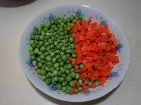 1.豌豆去豆荚，如果豆荚很嫩，可以撕掉老皮和筋，留着嫩嫩的豆荚炒着吃，胡萝卜切成和豌豆大小的丁；