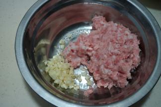 2.肉馅准备一团，肥瘦可以随意，大蒜拍碎剁几刀；