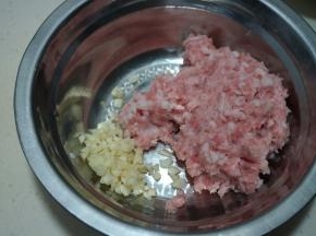 2.肉馅准备一团，肥瘦可以随意，大蒜拍碎剁几刀；