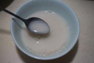 3.一勺淀粉加凉水混合均匀，我用的野生葛根粉，有清热祛火的效果，也可以用其它淀粉代替；