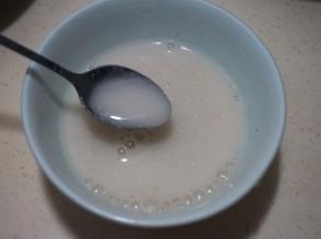 3.一勺淀粉加凉水混合均匀，我用的野生葛根粉，有清热祛火的效果，也可以用其它淀粉代替；