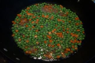 4.先将豌豆入开水锅焯两分钟，完全断生，去掉腥味，再将胡萝卜丁同入锅中，焯30秒左右，全部捞出沥干水备用；