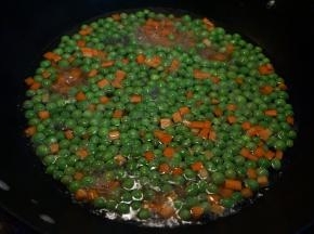4.先将豌豆入开水锅焯两分钟，完全断生，去掉腥味，再将胡萝卜丁同入锅中，焯30秒左右，全部捞出沥干水备用；