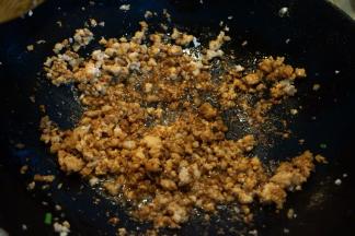 6.再将肉馅倒入锅中，迅速划散，倒少许生抽去腥增鲜；