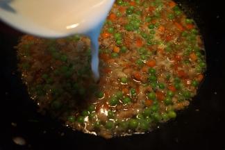 8.提前备好一碗淀粉浆，一小勺淀粉加半碗水，不要太浓稠，混合后淋入锅中，待汤汁再次煮开后，关火。