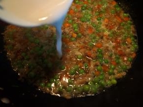 8.提前备好一碗淀粉浆，一小勺淀粉加半碗水，不要太浓稠，混合后淋入锅中，待汤汁再次煮开后，关火。