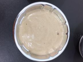 倒入模具中七八分满，放入提前预热好的烤箱中，160度25分钟左右