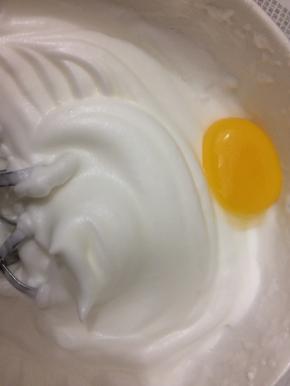 分次加入蛋黄，继续搅拌均匀