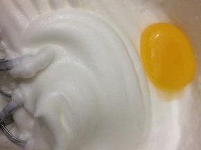 分次加入蛋黄，继续搅拌均匀