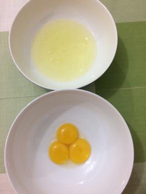 蛋黄和蛋清分别放在无水无油的碗中