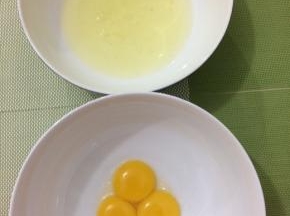 蛋黄和蛋清分别放在无水无油的碗中