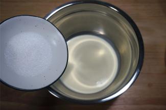 220克淡奶油加入20克细砂糖，打发至五分发状态（能流动），备用。