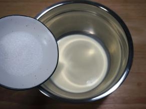 220克淡奶油加入20克细砂糖，打发至五分发状态（能流动），备用。