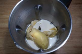 200克榴莲净肉，220克纯牛奶，20克细砂糖放入料理机打成泥（越细腻越好）。