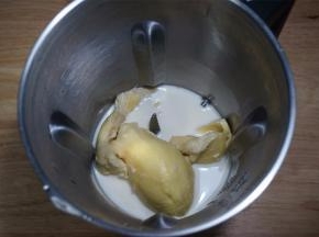 200克榴莲净肉，220克纯牛奶，20克细砂糖放入料理机打成泥（越细腻越好）。