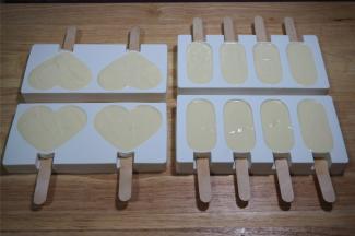 将混合好的雪糕糊倒入模具，并前后左右轻轻晃动模具，使雪糕糊平整。