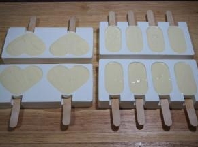 将混合好的雪糕糊倒入模具，并前后左右轻轻晃动模具，使雪糕糊平整。