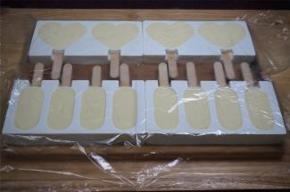 盖上保鲜膜，放入冰箱冷冻六个小时即可。