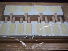 盖上保鲜膜，放入冰箱冷冻六个小时即可。