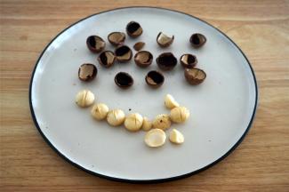 准备脆皮食材：夏威夷果切成小粒状。