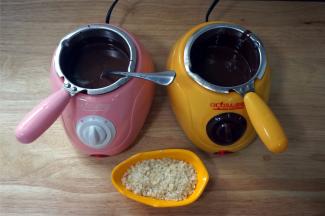 将巧克力切成小块，放入巧克力炉煮融。