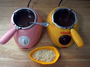 将巧克力切成小块，放入巧克力炉煮融。