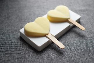 将冰棍向前推出，脱模。