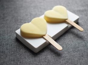 将冰棍向前推出，脱模。