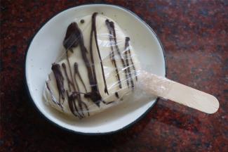 用保鲜膜独立包装每一根冰棒，方便存放。