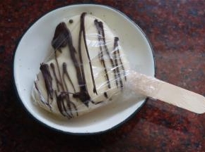 用保鲜膜独立包装每一根冰棒，方便存放。