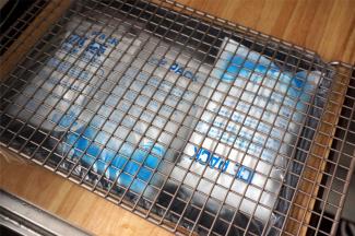 烤盘放上冰袋或冰块，然后铺上一层保鲜袋，冷却架放在上面，准备装饰。