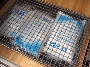 烤盘放上冰袋或冰块，然后铺上一层保鲜袋，冷却架放在上面，准备装饰。