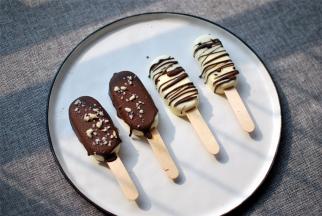 用同样的方法，给椭圆形的榴莲冰棒淋面装饰，直至全部装饰完毕。