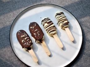 用同样的方法，给椭圆形的榴莲冰棒淋面装饰，直至全部装饰完毕。