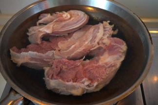1.牛腱子顺着筋膜分成小点的块，泡凉水中两个小时，去掉多余的血水；入温水锅中，中火煮开；从滚开的地方捞出，避开浮沫，这样就不用再冲洗了；