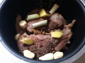 2.将肉块直接夹入电饭煲内胆中，将上述的调料同入锅中，调料这些可以调整，比如放几个砂仁、香叶、干红辣椒、香奈等，但也不要太多，多了全是中草药味，反而将牛肉本身的味道压住了；
