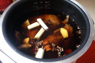 3.加够足量的热水，倒适量酱油、盐，水量以电饭煲最高水位限为准；