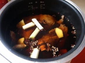 3.加够足量的热水，倒适量酱油、盐，水量以电饭煲最高水位限为准；