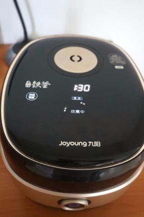 5.通电，合盖，选择“煲汤”的程序，程序默认90分钟，也可以根据自家喜欢的口感来调整时间；