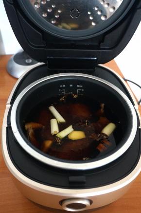 4.将内胆放入电饭煲中；